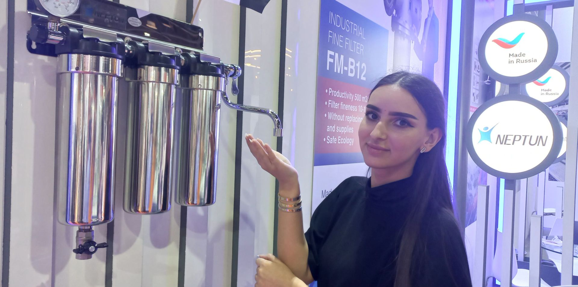 Фильтры NEPTUN на выставке в Дубай 2022 арабская девушка оценила фильтры под мойку FMS-A01